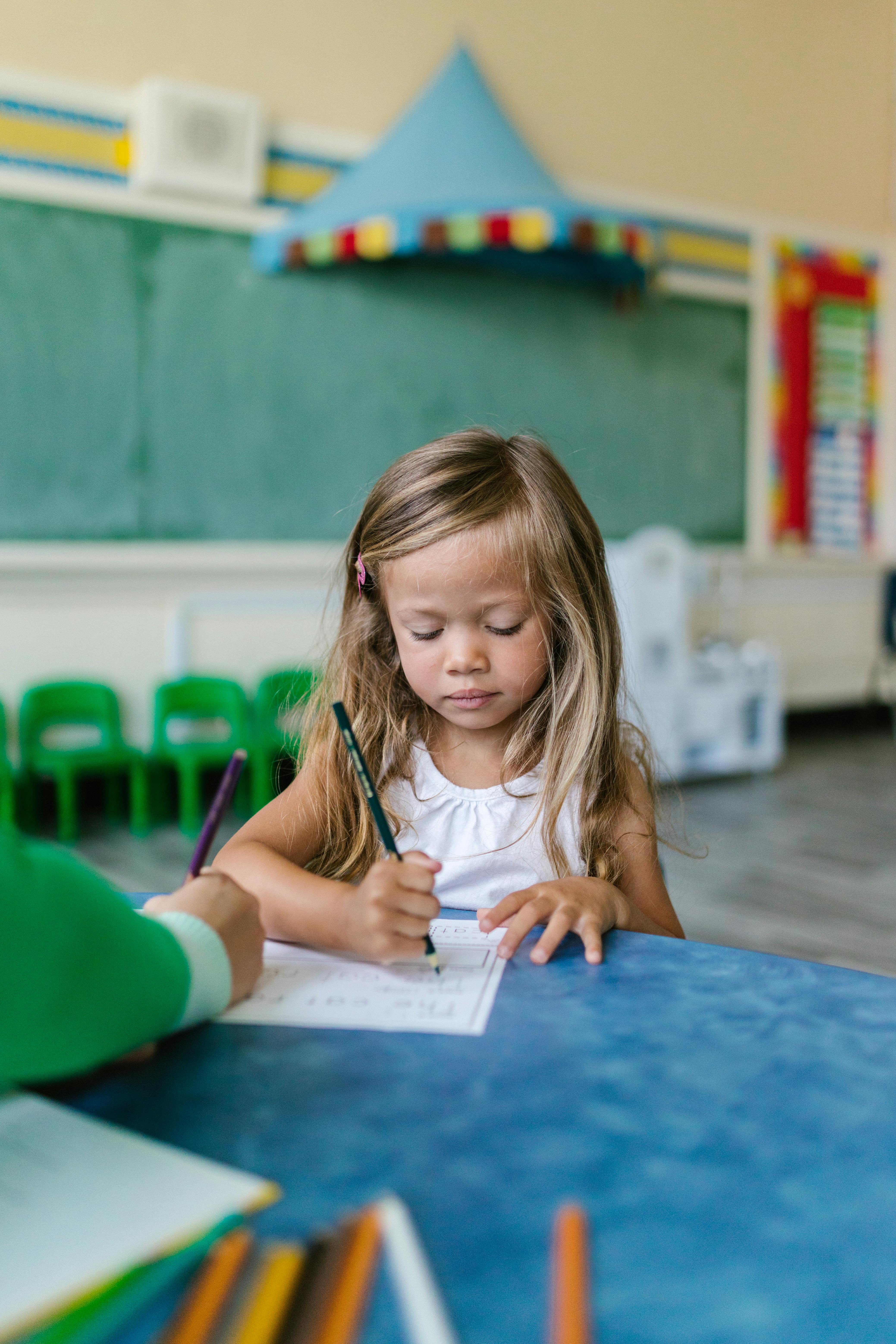 Niño en consulta de psicología infantil
